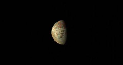 Аппарат Юнона подлетел близко к Ио: получены новые снимки "горячего" спутника Юпитера (фото)