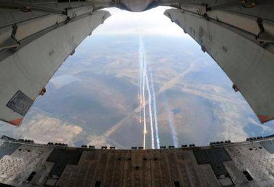 Курсанты практиковались в небе над Тверью в управлении самолетами Ил-76
