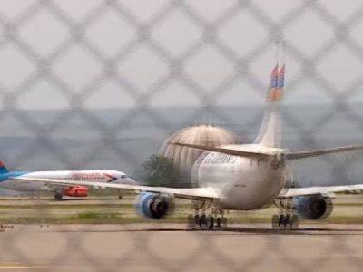 В Грузии приземлился самолет авиакомпании "Азимут": в аэропорту проходит акция протеста