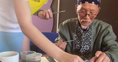 В Харькове 75-летнему японскому волонтеру подарили вышиванку-оберег