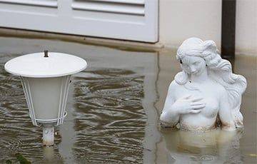 Италия столкнулась с самым сильным за 100 лет наводнением
