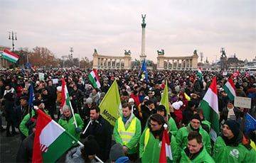 Тысячи венгров вышли на протесты