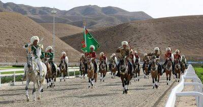 В честь праздника туркменского скакуна Сердару Бердымухамедову подарили восемь коней