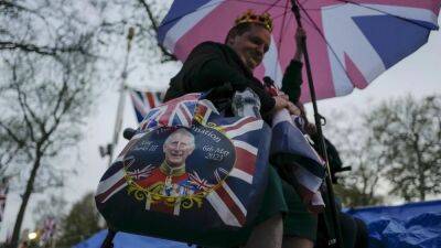 Подготовка к коронации: британцы ставят палатки у Букингемского дворца