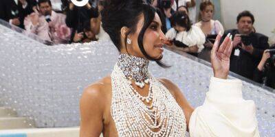 Голое платье и жемчужные нити. Ким Кардашьян повторила свой образ с фотосессии для Playboy на Met Gala