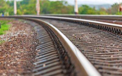 В Фергане 28-летний мужчина попал под поезд. Из-за наушников он не услышал шум приближающегося локомотива
