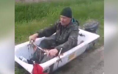 В РФ нетрезвый мужчина ездил по дороге в ванне