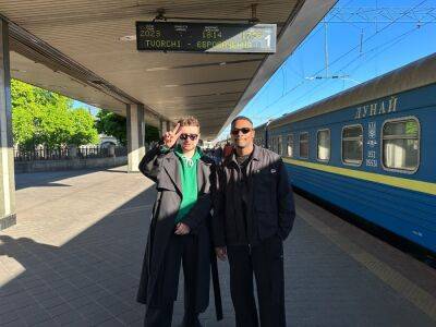 Представители Украины на "Евровидении 2023" – группа Tvorchi – отправились на поезде "Укрзалізниці" в Ливерпуль. Видео