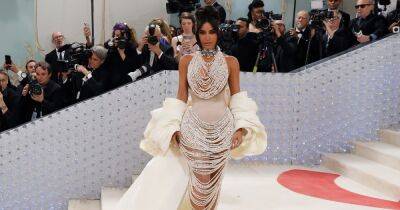 Ким Кардашьян надела на Met Gala 2023 платье с 50 тысячами жемчужин (видео)