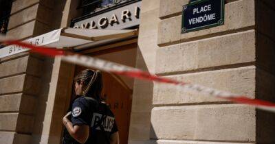 Дерзкое ограбление: элитный ювелирный магазин в Париже "обчистили" средь бела дня (видео)
