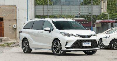 Toyota представила новый семиместный минивэн с богатым оснащением (фото)