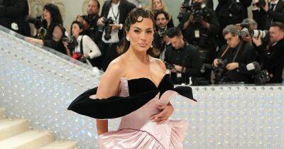 Модель plus-size Эшли Грэм появилась на Met Gala в черно-розовом наряде