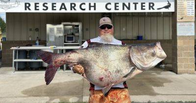 В Оклахоме рыбак поймал огромную "рыбу-пришельца" весом с 14-летнего подростка (фото)