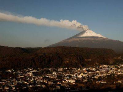 Аэропорт Мехико возобновил работу после временной приостановки полетов из-за выброса вулканического пепла