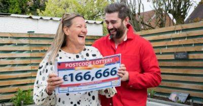 "Изменил жизнь семьи": британец помог своей вдове выиграть $207 000
