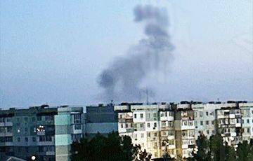 Серия взрывов в Бердянске: над аэродромом РФ поднялся столб огня