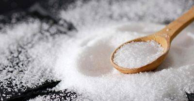 "Тихий убийца": соль на чипсах и овощах может спровоцировать сердечный приступ в 45 лет (фото)