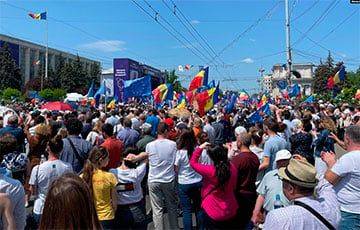 Рекордное количество молдаван вышло на митинг за вступление страны в ЕС