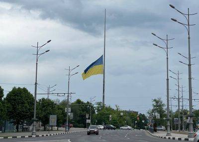 В Харькове приспустили государственный флаг