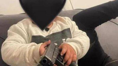 Два жителя юга Израиля выставили в инстаграме фото младенца с боевым пистолетом