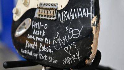 Курт Кобейн - Разбитую гитару Курта Кобейна продали почти за 600 000 долларов - unn.com.ua - Украина - Киев