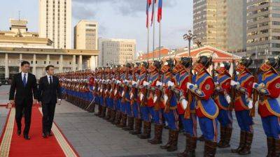 Макрон совершил первый визит президента Франции в Монголию