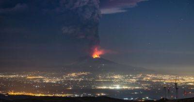 Засыпает черным пеплом: в Италии пробудился самый активный вулкан Европы (видео) - focus.ua - Украина - Англия - Италия - Германия