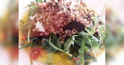 Теплый салат с гречкой, рукколой и свеклой: сытно и вкусно