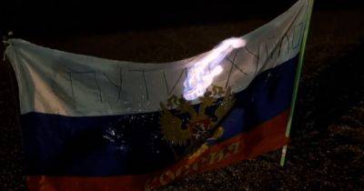 Привет от партизан: на пляже в Мариуполе сожгли флаг России (видео)