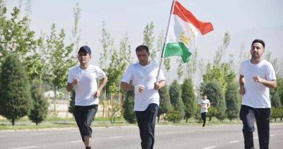 Таджикистан отметил День молодежи "на бегу"