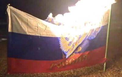 В Мариуполе на пляже сожгли флаг РФ - горсовет