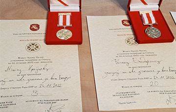 Родным политзаключенных и героически погибших белорусов вручили медали Рады БНР