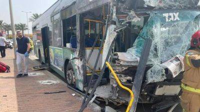 Автобус врезался в стену в Хайфе: 12 человек доставлены в больницы