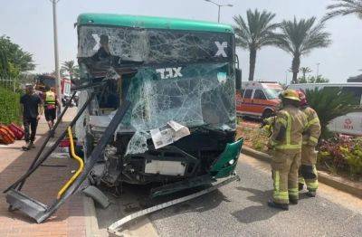 В Хайфе пассажирский автобус врезался в стену, пострадали 13 человек