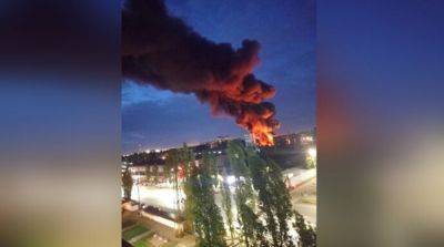 В российском Воронеже продолжается масштабный пожар на промышленном складе