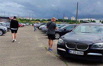 В Молодечно мужчина купил автомобиль за «билеты Банка Приколов»