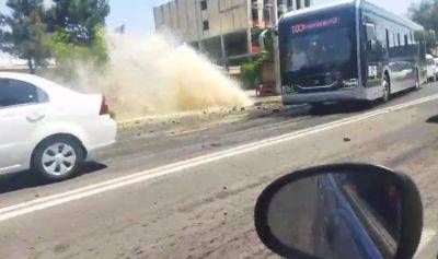 В Ташкенте в результате прорыва горячей воды образовался новый фонтан. Видео