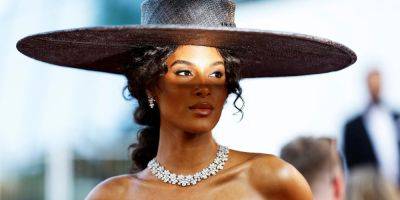 На Каннском кинофестивале. Французская модель Синди Бруна вышла в свет в эффектной шляпе от украинского дизайнера
