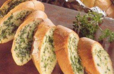 Трудно удержаться от добавки: рецепт чесночного хлеба с сыром в духовке от Евгения Клопотенко