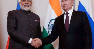 Путин давит на Индию, чтобы избежать экономической изоляции, — Bloomberg