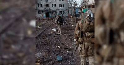"Через разбитый, но непокоренный город": бойцы ССО ВСУ показали уничтоженный Бахмут (видео)