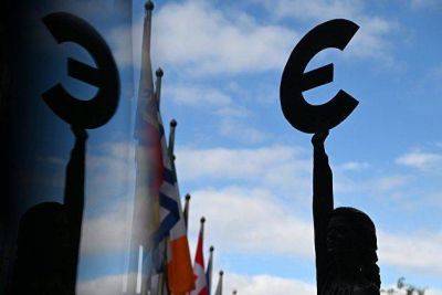Евро падает к доллару после выхода данных о снижении деловой активности в еврозоне