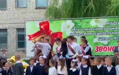 В РФ школьник едва не перерезал горло однокласснице во время последнего звонка