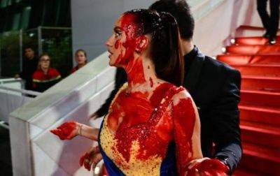 Украинка облила себя "кровью" на Каннском кинофестивале
