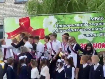 В Волгоградской области российский выпускник пытался перерезать горло однокласснице. Видео