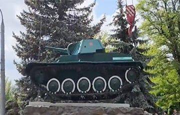 Россияне в оккупированном Мелитополе сняли с постамента танк Т-70 1942 года выпуска