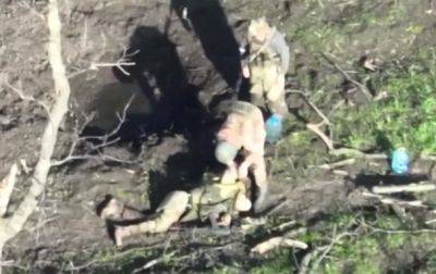 ВСУ сняли, как российские солдаты воруют часы у убитого товарища