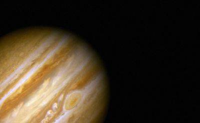 Ученые выяснили, почему полосы на Юпитере меняют свой цвет
