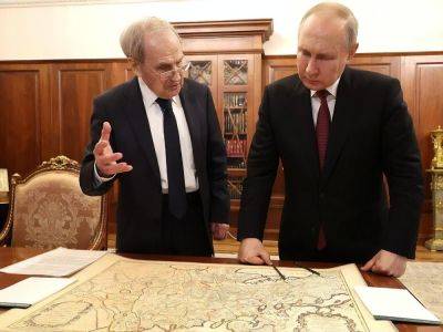 Путину принесли карту ХVІІ века. Рассматривая ее, он снова солгал, что "никакой Украины не существовало" до создания СССР