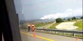 Оккупанты перекрыли Крымский мост, над ним поднимается густой дым — видео